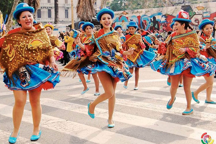 Donne boliviane che ballano