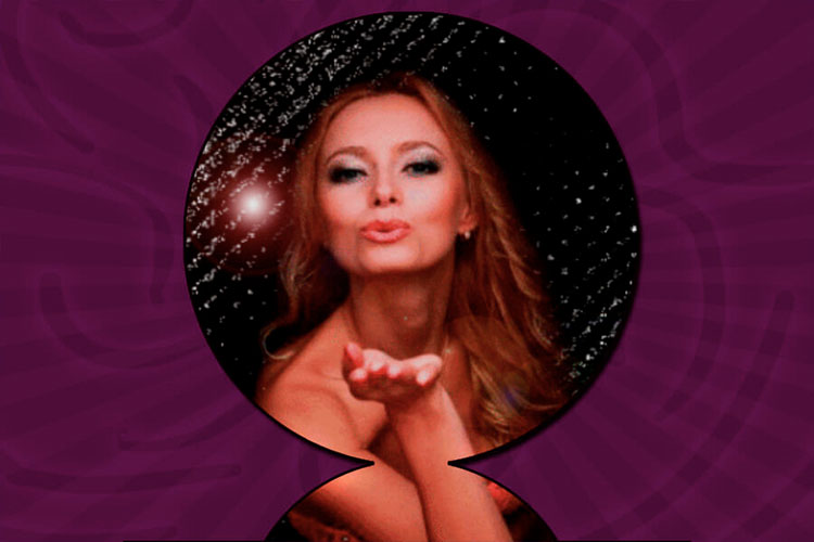 Öpücük gönderen seksi cam kızı