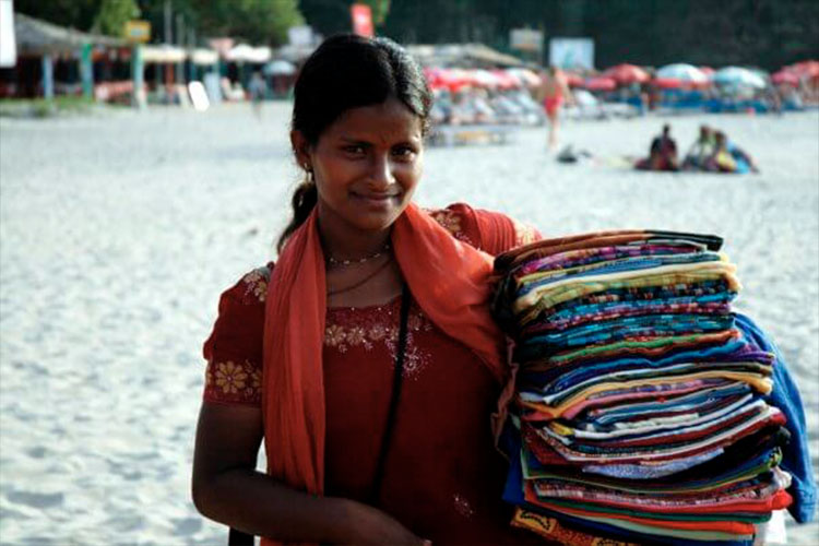 Bella donna indiana su una spiaggia