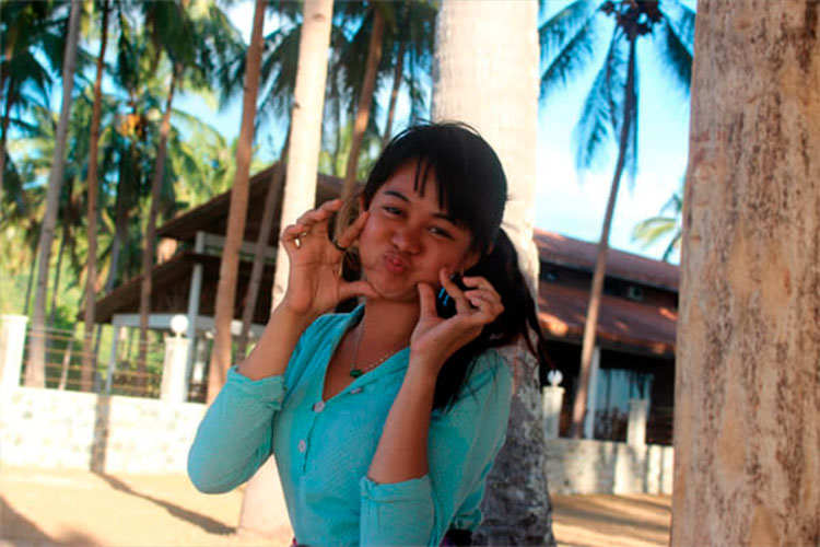 Ragazza felice delle Filippine